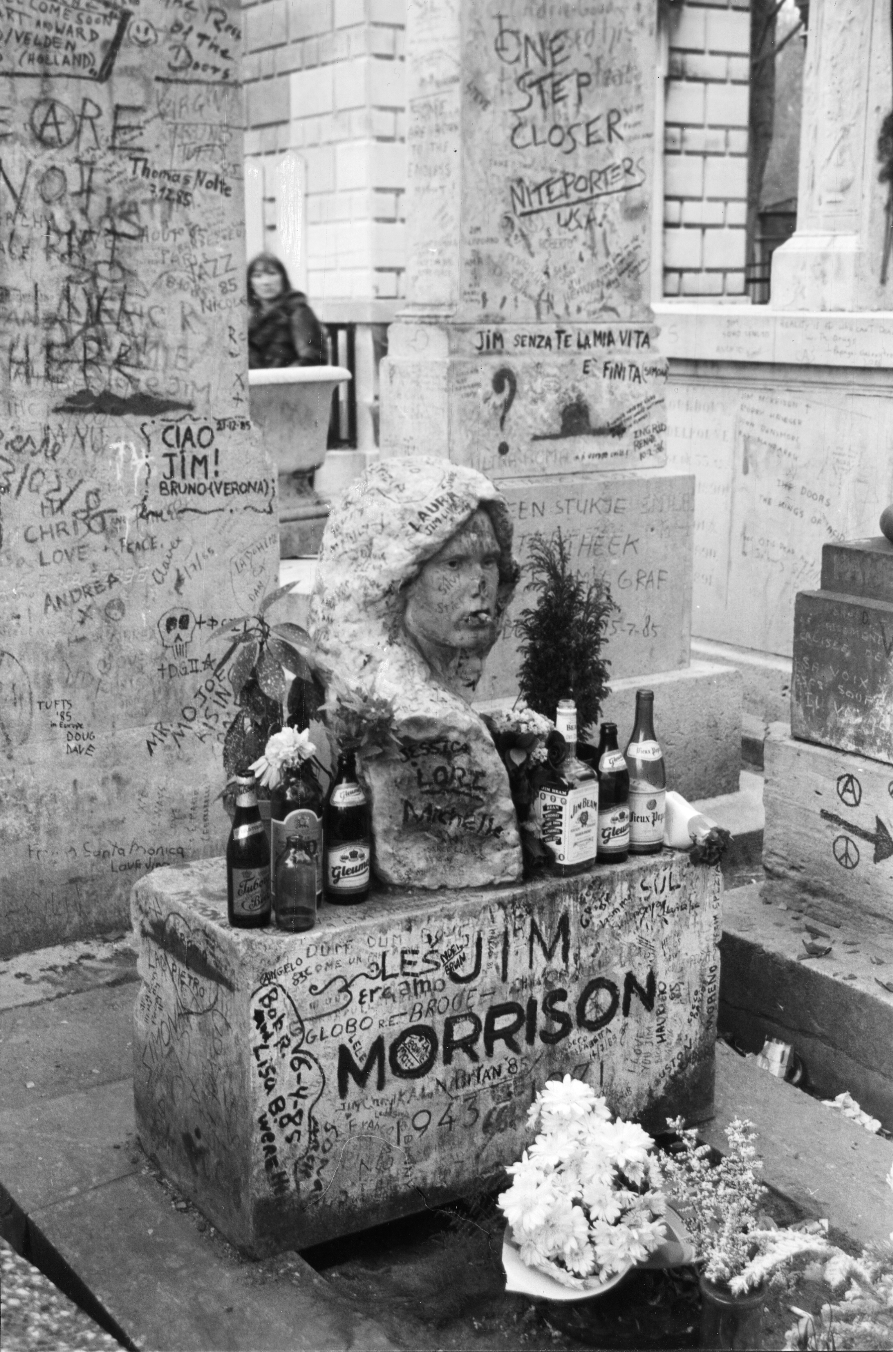 Numérisation 300 DPI d'un tirage argentique 15*23 cm représentant la tombe de Jim Morrison. Photo prise, par François Le Douarin, dans la seconde moitié de la décennie 1980, au cimetière du Père Lachaise, à Paris. Numérisation au scanner, par François Le Douarin, en mai 2011 pour mise à disposition sur Wikimédia.
