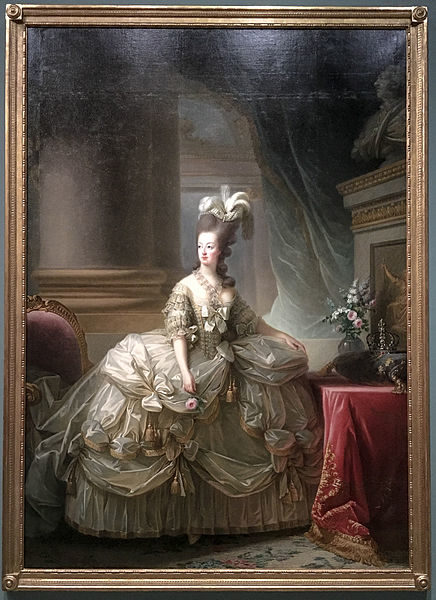Marie-Antoinette en grand habit de cour. Painting by Louise Élisabeth Vigée le Brun (1778). Grand Palais à Paris. PD-Creative Commons Attribution 2.0. Wikimedia Commons.