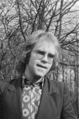 Elton John in Nederland. Photo by Bert Verheff (1971). Nationaal Archief Fotocollectie Anefo. PD-CCA-Share Alike 3.0. Wikimedia Commons.