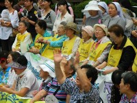 Comfort Women, rally in front of the Japanese Embassy in Seoul. Photo by Claire Solery (2012). PD-CCA-Share Alike 3.0. Wikimedia Commons.