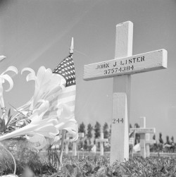 John J. Lister killed in action on 7 April 1945 – 48 Infantry Batalion – 7th Armored Division – C Company. Photo by Erfgoed in Beeld (2006). PD-CCA-Share Alike 2.0. Wikimedia Commons.