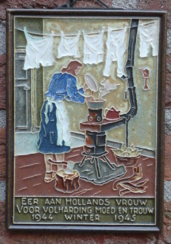 Tribute to Dutch Women of the Winter of Hunger. Photo by Peter de Wit (2008). Tile made by ‘De Porceleyne Fles’ in Delft, Netherlands. PD-CCA 2.0. Wikimedia Commons.