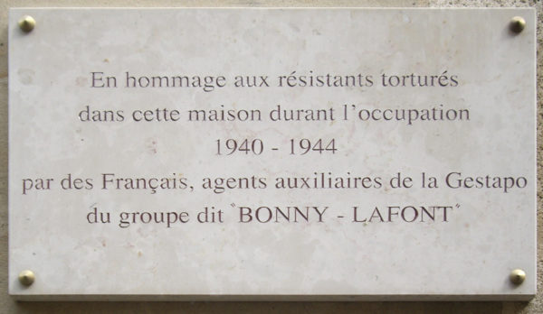 Plaque put up at 93, rue de la Lauriston, Paris. Former headquarters of the Bonny-Lafont gang. Photo by Wikimedia Commons/MU (2010). PD-CCA-Share Alike 3.0. Wikimedia Commons.