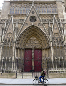 Notre-Dame (portail du cloître) – Paris IV. Exterior of Fourth Portal on North Side of Notre-Dame. Photo by Mbzt (2013). PD-CCA Share Alike 3.0 Unported. Wikimedia Commons