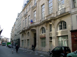 Front of Hôtel de Beauvais. Photo by br (2007). PD-Author Permission. Wikimedia Commons.