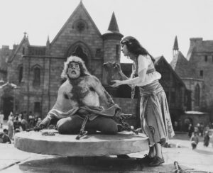 Publicity photo from the 1923 movie The Hunchback of Notre Dame. Photo by Wallace Worsley (1923). PD-Copyright not renewed. Wikimedia Commons.