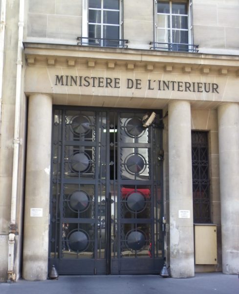 Entrance to the French Ministry of the Interior, rue des Saussaies. Photo by Thibault Taillandier (2010). PD-CCA-Share Alike 3.0 Unported. Wikimedia Commons.