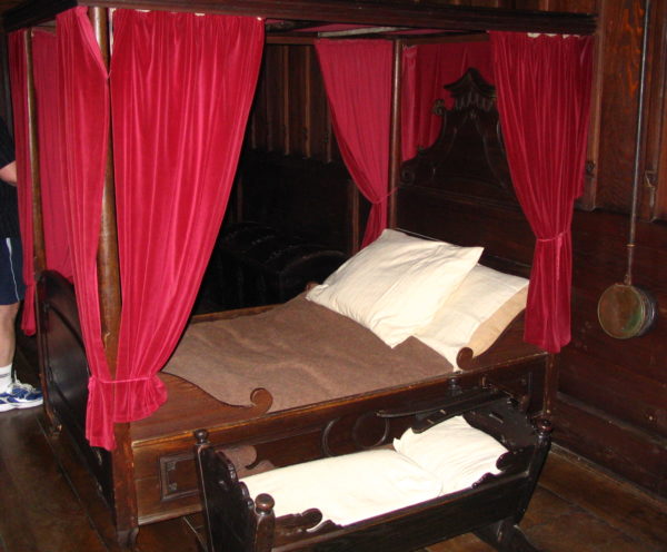 Medeival sleeping chamber in Marksburg Castle. Photo by Efgeka (2009). PD-Creative Creations Attribution-Share Alike 3.0. Wikimedia Commons.
