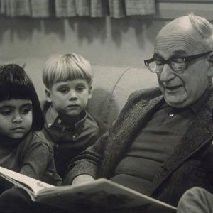 Portrait of H.A. Rey in early seventies reading to children. Photo by Elsa Dorfman (c. early 1970s). PD-GNU Free Documentation License. Wikimedia Commons.
