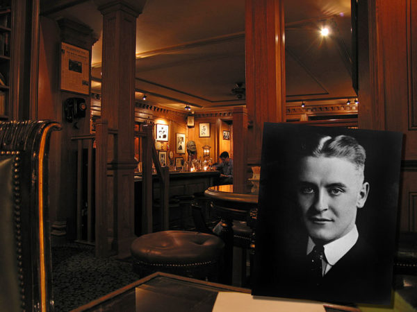 Bar Hemingway, Hotel Ritz Paris. Photo of F. Scott Fitzgerald in foreground. Photo by Pablo Sanchez (July 2005). PD- Creative Commons Attribution 2.0. Wikimedia Commons. 