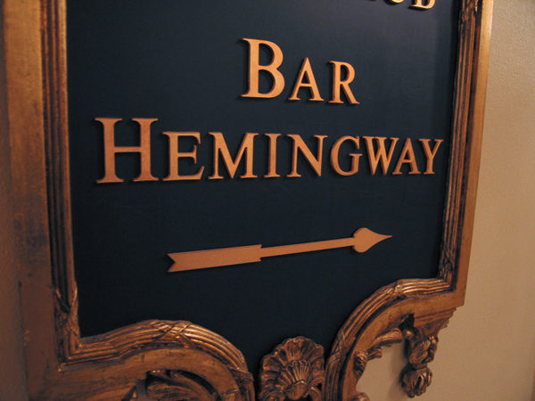 Bar Hemingway, Hotel Ritz Paris. Photo by Pablo Sanchez (September 2012). PD-Creative Commons Attribution 2.0. Wikimedia Commons. 