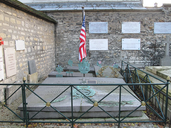 Grave of the marquis de Lafayette (on the right) and his wife Adrienne (on the left) in the cemetery of Picpus. Photo by Tangopaso (2010). PD-Author Release. Wikimedia Commons. 