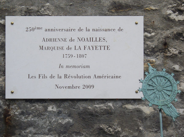 A memorial plaque at the Picpus Cemetery commemorating the 250th birth anniversary of Adrienne de Noailles, marquise de La Fayette. Photo by Own work (2010). PD-CCA – Share Alike 3.0 Unported. Wikimedia Commons. 