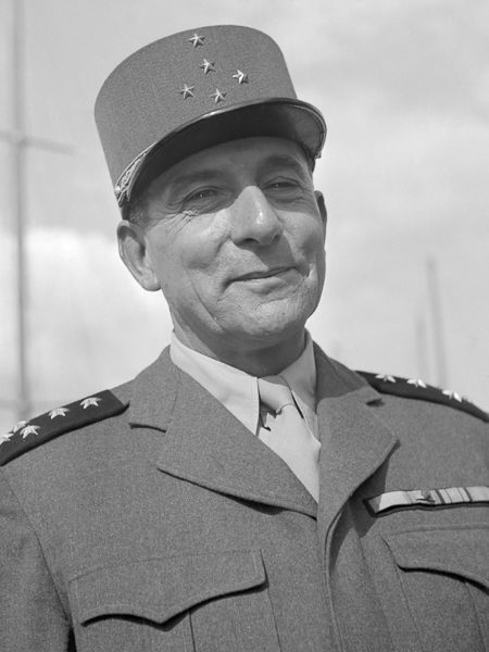 General Jean de Lattre de Tassingny. Photo by Willem van de Poll (c. 1946). Nationaal Archief. PD-CCA – Share Alike 3.0. Wikimedia Commons.