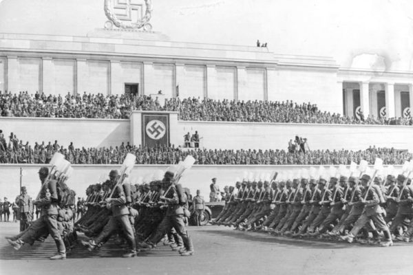 Nuremberg Congress Party, Parade. Notice the soldiers are carrying shovels rather than guns. They were prohibited from carrying guns by the Versailles Treaty. Photo by anonymous (September 1937). German Federal Archives. Bundesarchive, Bild 183-C12671/CC-BY-SA 3.0. Wikimedia Commons. 