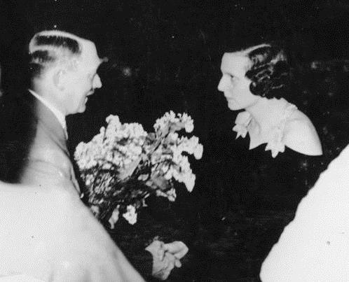 Leni Riefenstahl and Adolf Hitler. Photo by anonymous (1934). German Federal Archives. Bundesarchive, Bild 183-R99035/CC-BY-SA 3.0. Wikimedia Commons. 