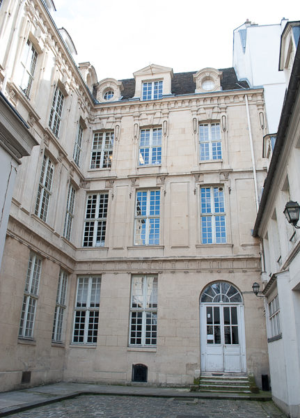 Courtyard of the former Hôtel de Savoie. Photo by Sandy Ross (September 2017). 