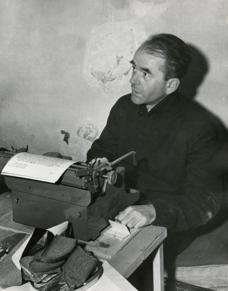 Albert Speer in his Nuremberg cell during the Nuremberg trial. Photo by US Army (24 November 1945). PD-US Government. Wikimedia Commons. 