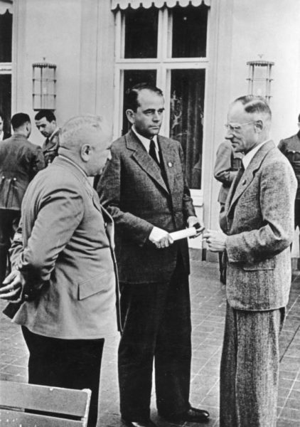 Berlin meeting of Robert Ley, Head of the German Labor Front (left), Albert Speer, Minister of Armaments (center), and Herbert Backe, Reich Minister of Food. Photo by anonymous (4 August 1942). Bundesarchiv, Bild 183-B21775/CC-BY-SA 3.0. PD-Creative Commons Attribution-Share Alike 3.0 Germany. Wikimedia Commons. 