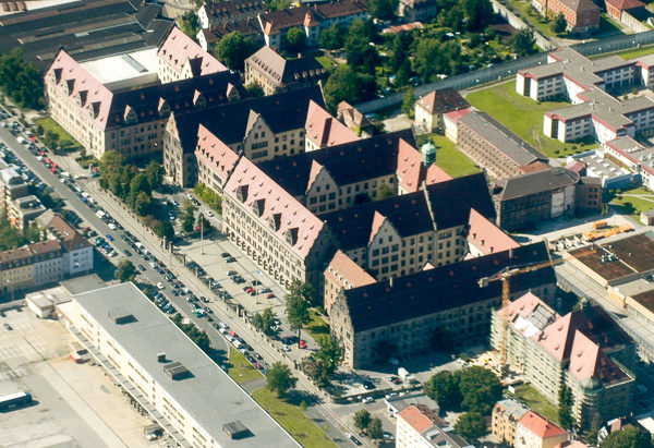 Aerial view of the Palace of Justice and surrounding area. Only one prison building exists behind the Palace of Justice. The wall circling the old prison has been removed. Photo by Nicohofmann (2009). PD-Creative Commons Attribution-Share Alike 3.0. Wikimedia Commons. 