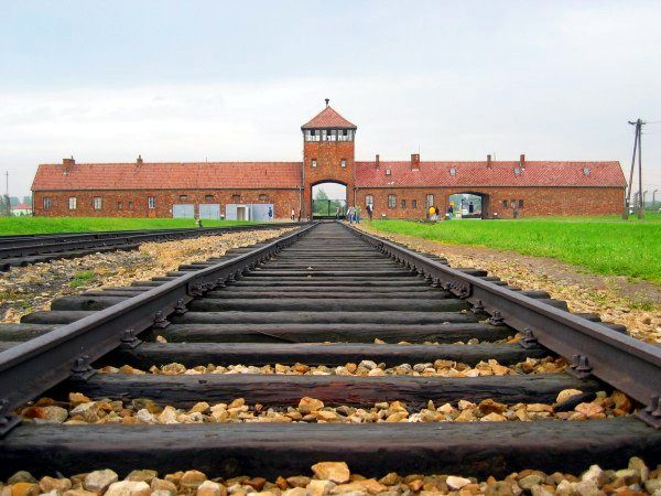 Auschwitz II-Birkenau: Entrance gate and main track. Photo by C. Puisney (2014). PD-GNU Free Documentation License. Wikimedia Commons. 