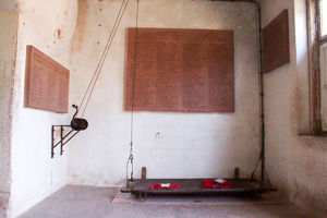 Morgue room at Natzweiler-Struthof concentration camp. Wall plaques commemorate the Alliance agents executed at the camp. Photo by Claude Truong-Ngoc (4 April 2013). ©Claude Truong-Ngoc. PD-Creative Commons Attribution-Share Alike 3.0 Unported. Wikimedia Commons. 