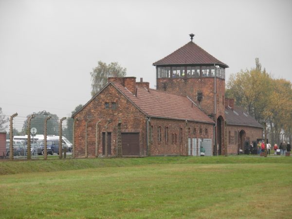 Gatehouse at Auschwitz II-Birkenau. Photo by JarrahTree (2009). PD-Creative Commons Attribution-Share Alike 2.5 Australia. Wikimedia Commons. 