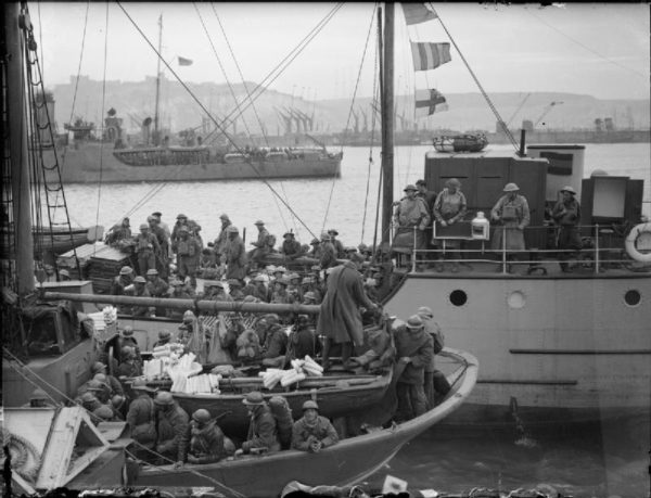 The British Army in the UK – Evacuation from Dunkirk. French and British troops on board ships berthing at Dover. Photo by War Office official photographer (31 May 1940). Imperial War Museums. PD-United Kingdom Government. Wikimedia Commons.