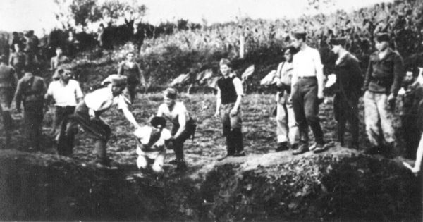 Ustaše militia execute prisoners near the Jasnovac concentration camp. Photo by anonymous (c. 1942/43). United States Holocaust Memorial Museum Photograph #78512. PD-Release by Owner. Wikimedia Commons. 