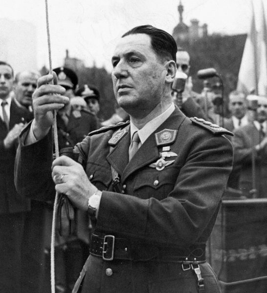 Juan Perón speaks. Photo by anonymous (c. 1946). PD-Expired Argentina Copyright. Wikimedia Commons. 