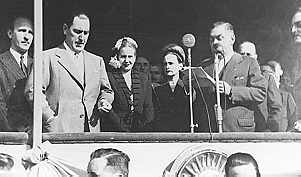 Rodolfo Freude, far left; Juan Perón to Freude’s right; Eva Perón standing next to her husband. Photo by anonymous (17 October 1946). Archivo General de la Nación. PD-Expired Argentina Copyright. Wikimedia Commons. 