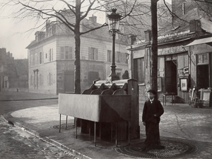 Urinoir en ardoise à 3 stalles, Chaussée du Maine. Photo (c. 1865). Charles Marville. Public Domain. Wikimedia Commons.