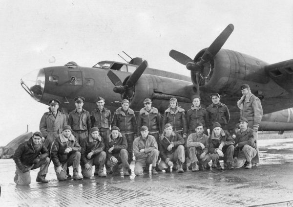 B-17 crew and ground crew who took part in the first raid on Germany. Photo by anonymous (27 January 1943). Imperial War Museum. PD-USGOV. Wikimedia Commons. 