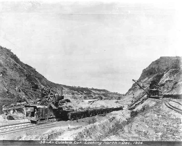 Panama Canal: The Culebra (later Gaillard) Cut, as it was in December 1904. Photo by anonymous (December 1904). PD-Expired Copyright. Wikimedia Commons. 