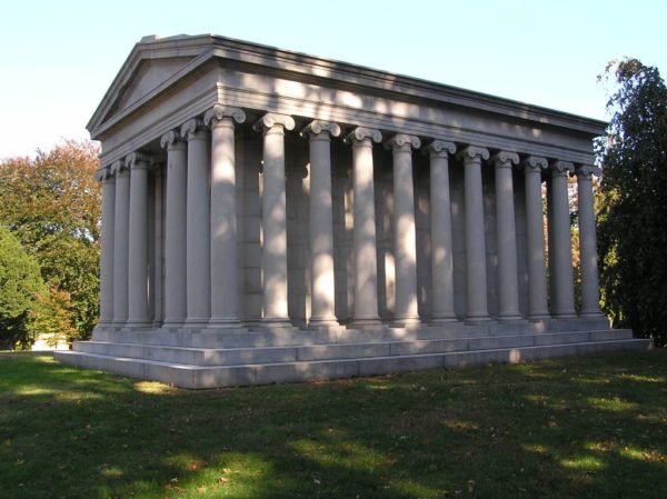 The mausoleum of Jay Gould in Woodlawn Cemetery, Bronx, NY. Photo by Anthony22 (23 October 2008). PD-CCA-Share Alike 3.0. Wikimedia Commons. 