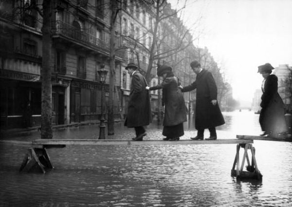 Flooding of Paris, 30 January 1910. Avenue Ledru-Rollin (12e). Photo by anonymous (30 January 1910). Bibliothèque nationale de France. PD-70+. Wikimedia Commons. 