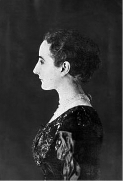 Virginie Amélie Avegno Gautreau. Photo by Nadar (c. 19th-century). PD-70+. Wikimedia Commons. 