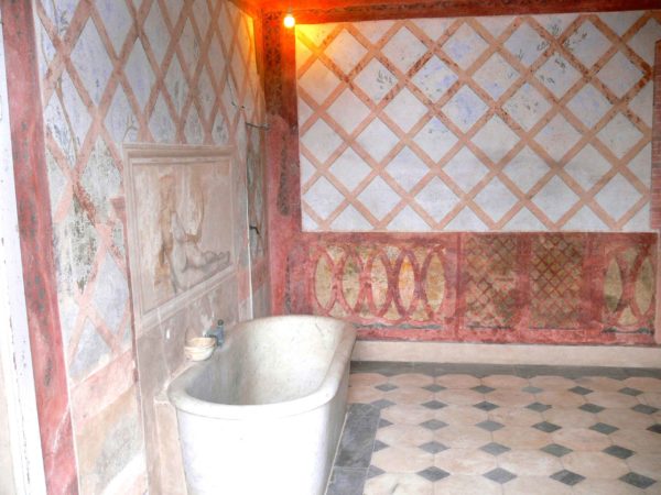 Exile in Elba at the Villa San Martino: Napoléon’s bathroom and tub. Photo by Wolfgang Sauber (2007). PD-GNU Free Documentation License. Wikimedia Commons. 