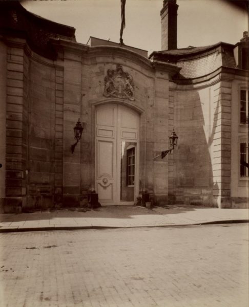 Entrance to the Hôtel de Charost; 39 rue du Faubourg Saint-Honoré. Photo by anonymous (c. 1901). George Eastman House. PD-No known copyright restrictions. Wikimedia Commons. 