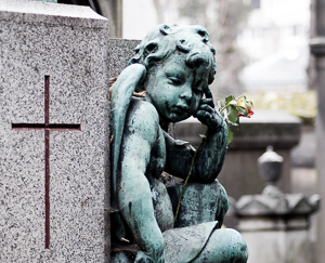 Baby cherub. Sculpture by anonymous (date unknown). Photo by Alexandre Buisse (2007). Père Lachaise Cemetery. PD-GNU Free Documentation License. Wikimedia Commons. 