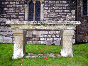 Example of a table tomb. Photo by Sara Smith (2008). St. Andrew’s Churchyard. PD-CCA-Share Alike 2.0 License. Wikimedia Commons. 