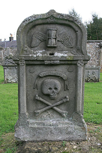 An example of the flying hourglass from St. Andrew’s Churchyard. Photo by Walter Baxter (2008). PD-CCA-Share Alike 2.0 Generic. Wikimedia Commons. 
