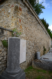 Example of a truncated column. Mass grave for the massacred prisoners of Versailles. Photo by Dan Owen (2013). Versailles Cemetery. 