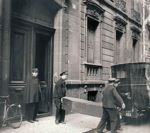 Police carrying out remains of one of Petiot’s victims. Photo by anonymous (date unknown). 