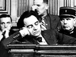 Docteur Petiot dormant pendant son procès (Doctor Petiot sleeping during his trial). Photo by anonymous (c. 1946). PD-Expired Copyright. Wikimedia Commons. 