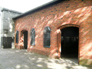 Exterior of execution building in Plötzensee Prison. Notice the back of the memorial wall in the background. Photo by Alter Fritz (August 2010). PD-CCA-Share Alike 3.0 Unported. Wikimedia Commons. 