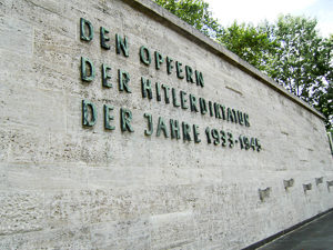 Memorial wall next to execution building in Plötzensee Prison. Photo by Alter Fritz (August 2010). PD-CCA-Share Alike 3.0 Unported. Wikimedia Commons. 