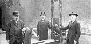 Photo of Johann Reichhart (middle) and two others next to the guillotine. Reputed to be one of Reichhart’s first executions. Photo by anonymous (c. 1924). 