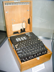 Four rotor German naval Enigma. Photo by Magnus Manske (2005). Bletchley Park. PD-GNU Free Documentation. Wikimedia Commons
