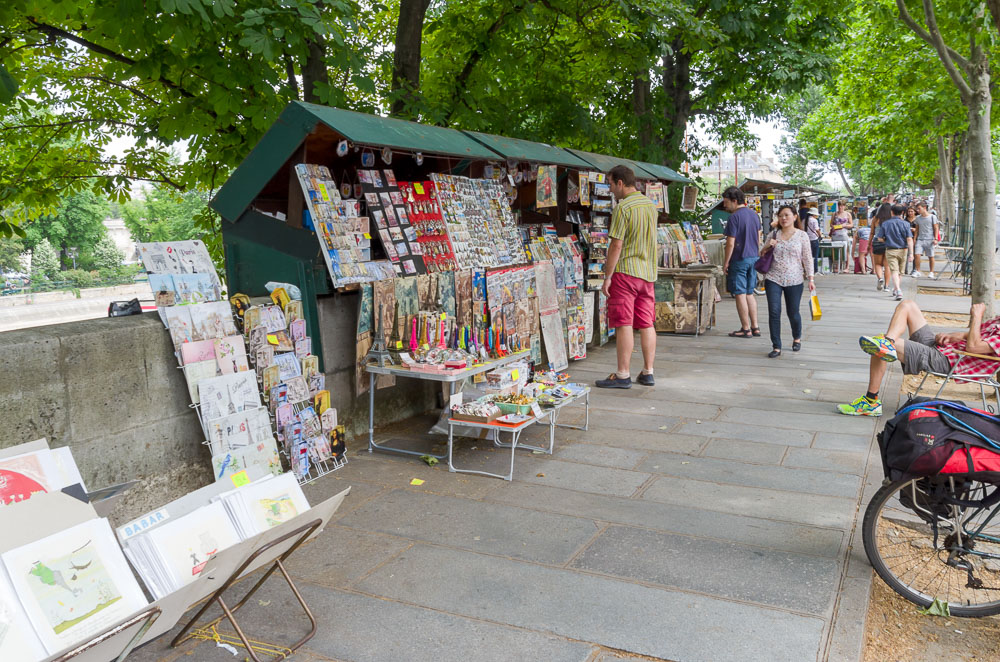 Bouquinistes in Paris. Photo by Douglas O’Brien (12 June 2015)). PD-CCA-Share Alike 2.0 Generic. Wikimedia Commons.
